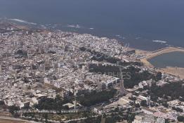 Image du Maroc Professionnelle de  Vue aérienne d'Asilah, ville du nord du Maroc sur l'océan Atlantique à 40 km au sud de Tanger, Vendredi 9 Août 2002.  (Photo / Abdeljalil Bounhar)



 